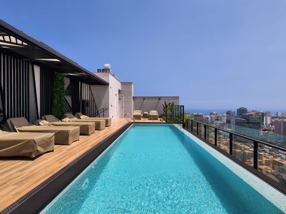 Piscina en la azotea del edificio de San Isidro Urban Heaven, con vista a Lima